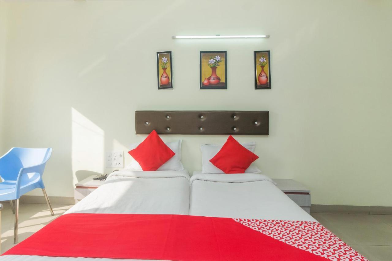 Flagship 4387 Hotel Theem Plaaza Nashik Exteriör bild