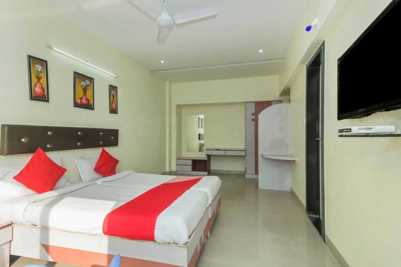 Flagship 4387 Hotel Theem Plaaza Nashik Exteriör bild