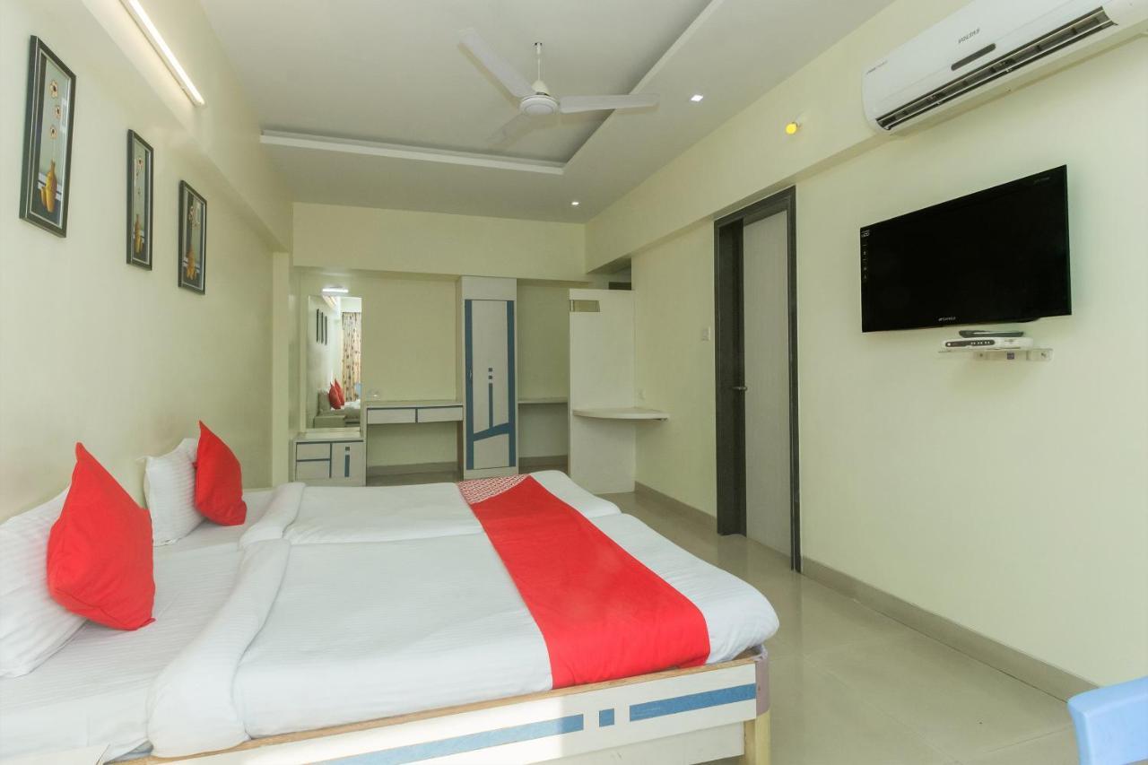 Flagship 4387 Hotel Theem Plaaza Nashik Exteriör bild