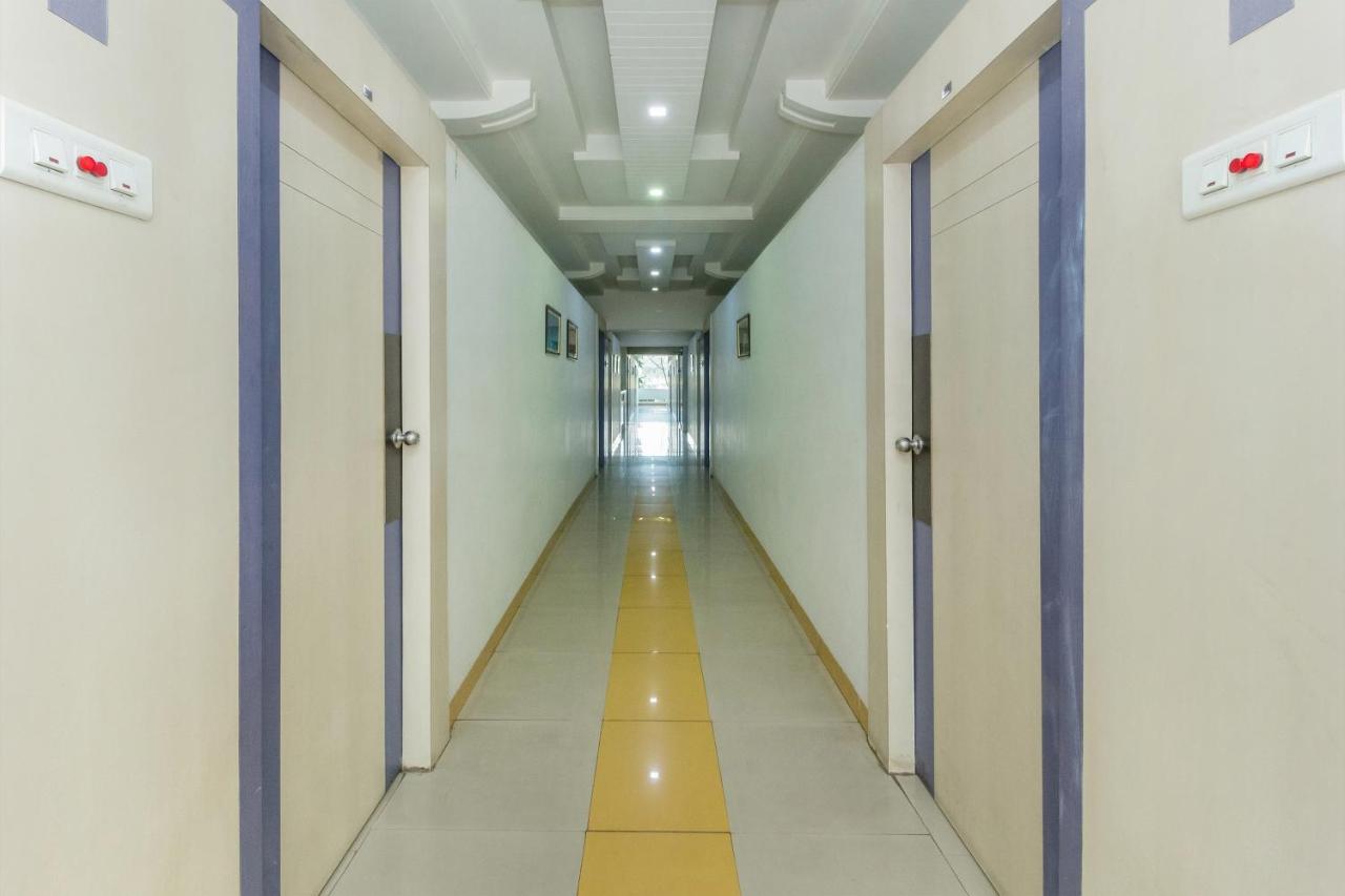 Flagship 4387 Hotel Theem Plaaza Nashik Exteriör bild