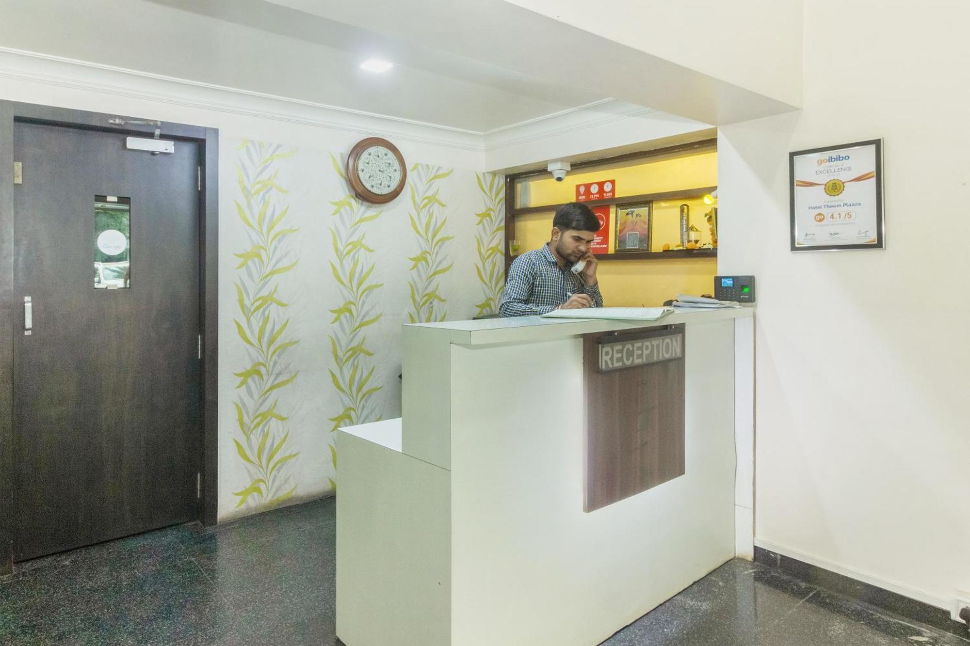 Flagship 4387 Hotel Theem Plaaza Nashik Exteriör bild